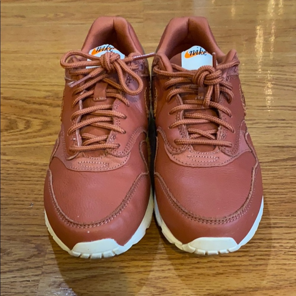 Nike Air Max (kids 6.5) which is a size 8 in women